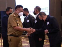 Gubernur Olly Dondokambey saat memberikan selamat kepada para pengurus FASIDA Sulut