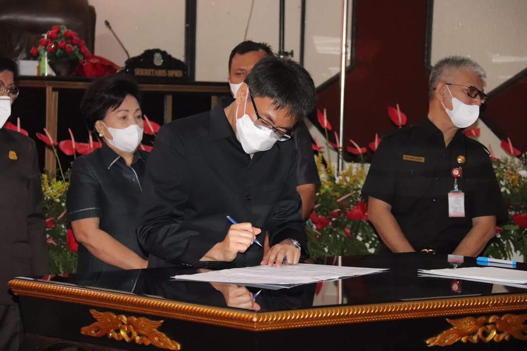 Foto : Walikota ANDREI ANGOUW saat melakukan Penandatanganan