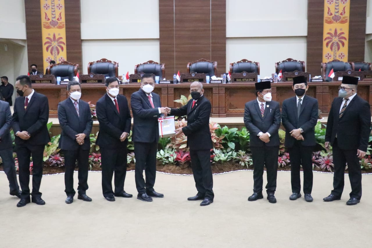 Penyerahan LHP BPK oleh Anggota IV BPK RI Pius Lustrilanang kepada Gubernur Sulut Olly Dondokambey
