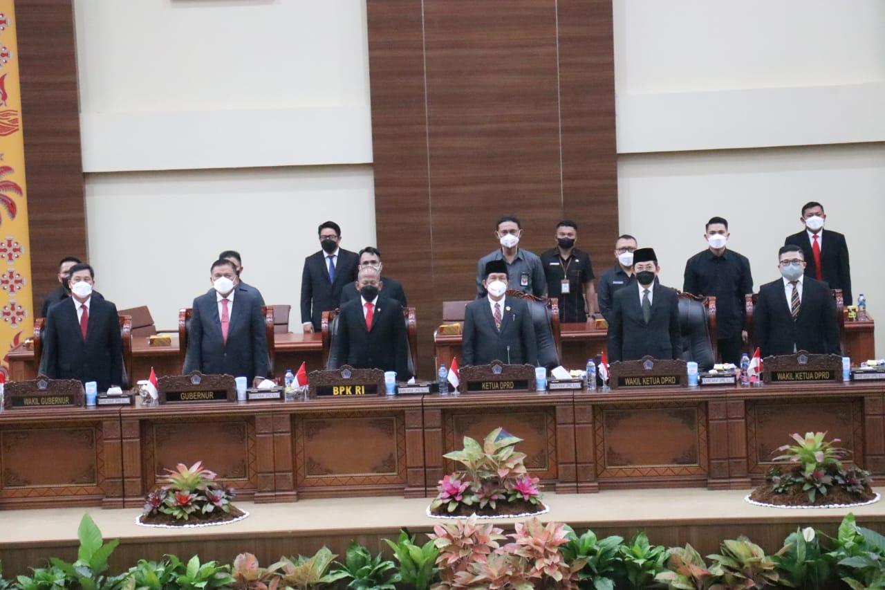 Ketua DPRD Sulut dr. Fransiscus Andi Silangen saat memimpin rapat paripurna
