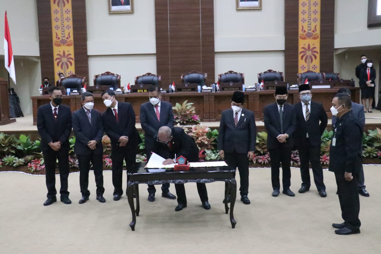 Anggota IV BPK RI Pius Lutrilanang saat penandatanganan berita acara penyerahan LHP BPK