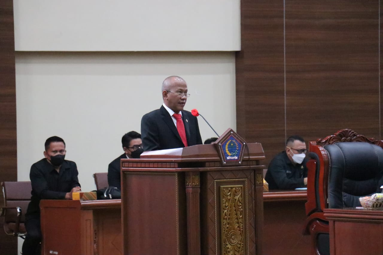 Anggota IV BPK RI Pius Lustrilanang saat membawakan sambutan dalam rapat paripurna DPRD Sulut