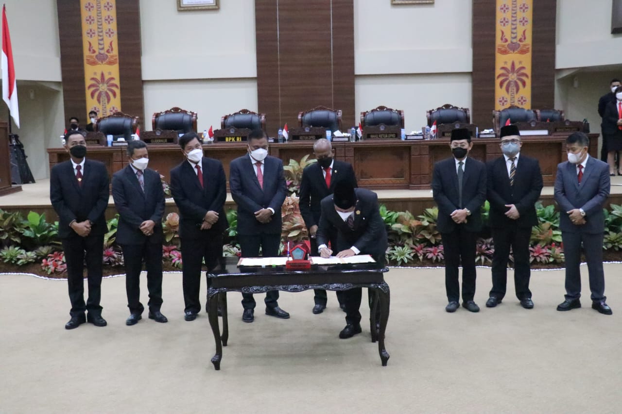 Ketua DPRD Sulut dr. Fransiscus Andi Silangen saat penandatanganan berita acara penyerahan LHP BPK