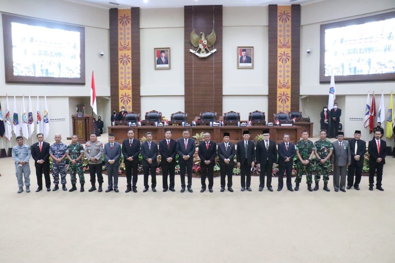 Ketua DPRD Sulut dr. Fransiscus Andi Silangen saat foto bersama dengan Forkopimda