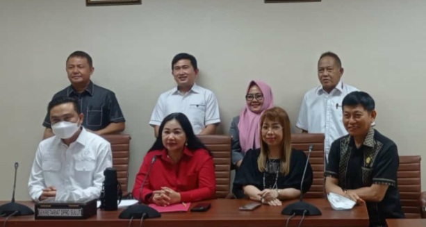 Foto bersama Komisi II DPRD Sulut usai pemilihan pimpinan Komisi