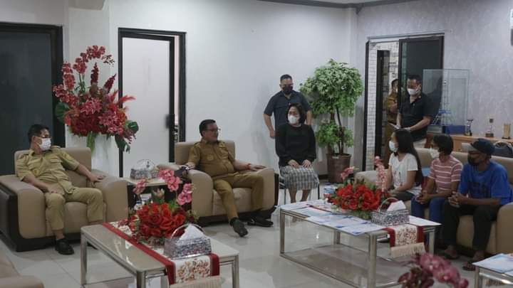 Foto : Wali Kota Bitung MAURITS MANTIRI saat tatap muka dengan penerima bea siswa