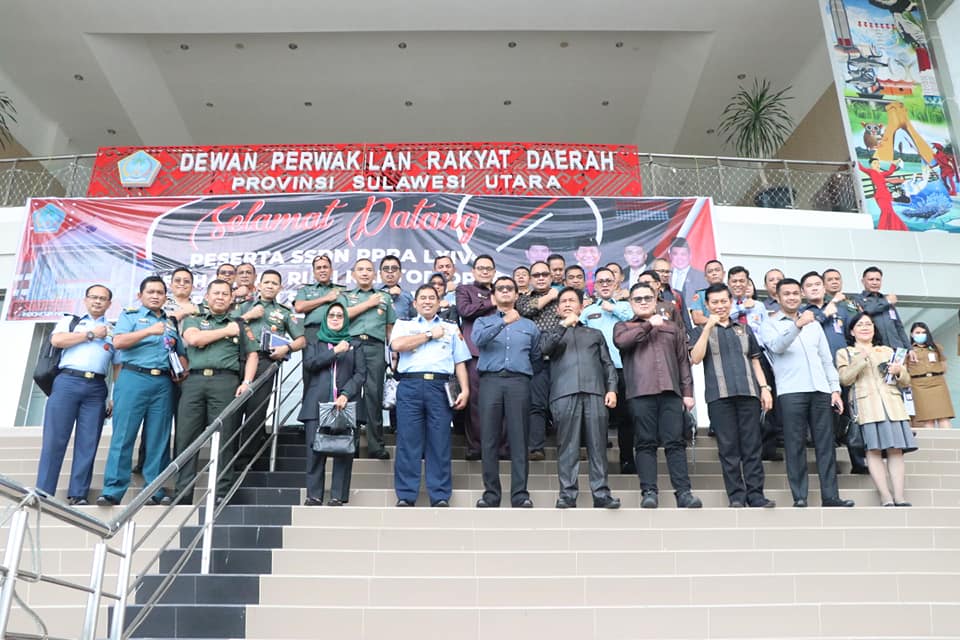 Ketua DPRD Sulut ber=serta para Rombongan Lemhanas saat foto bersama