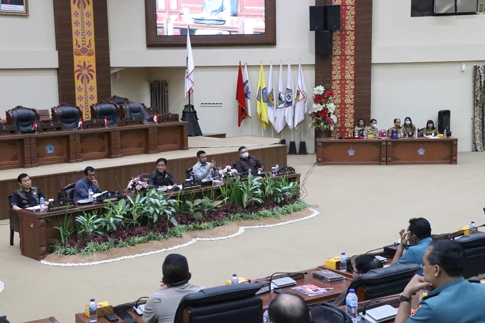 Para rombongan Lemhanas saat diskusi di ruang rapat paripurna DPRD Sulut