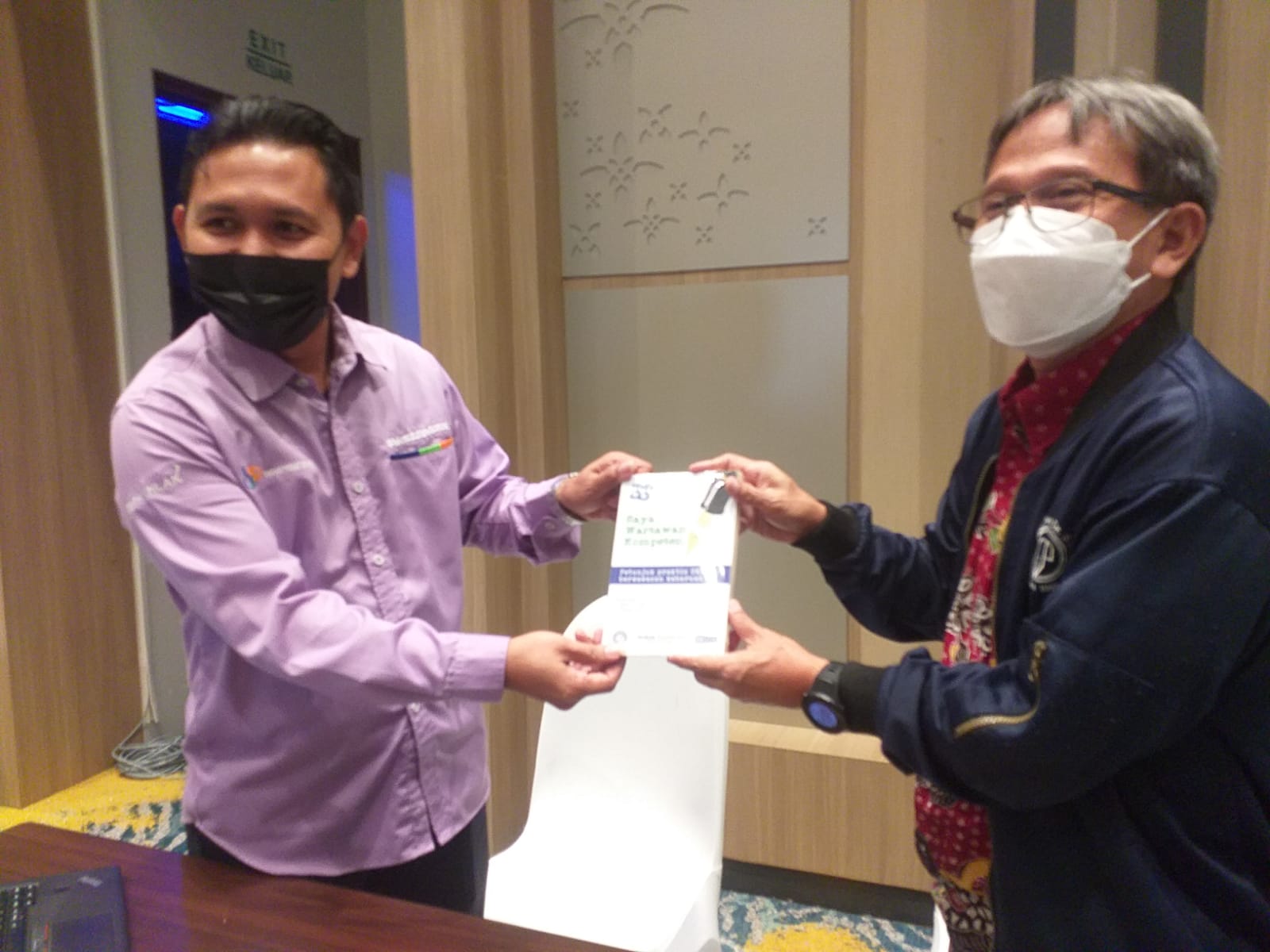 Foto ; Anton Tri Wijayanto saat menerima Cinderamata dari Penguji dan Pengajar Lembaga Pers DR. Soetomo AA. Ariwibowo di Hotel Luwansa, Selasa (5/7/22) siang