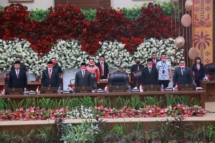 Foto : Ketua DPRD Sulut Fransiskus A. Silangen didampingi Gubernur dan wakil gubernur Sulut saat memimpin rapat paripurna istimewa
