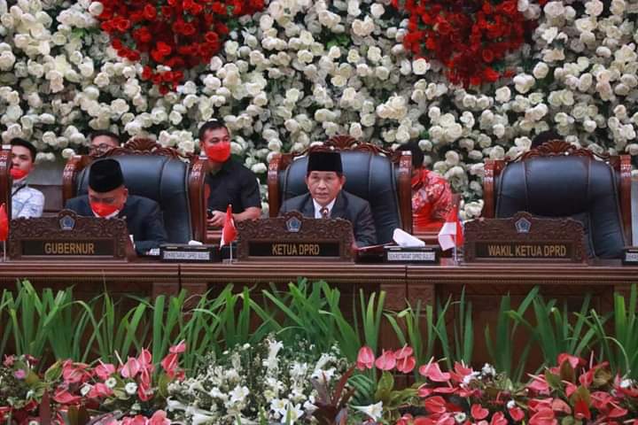 Foto : Ketua DPRD Sulut Fransiskus A. Silangen saat memimpin rapat paripurna istimewa