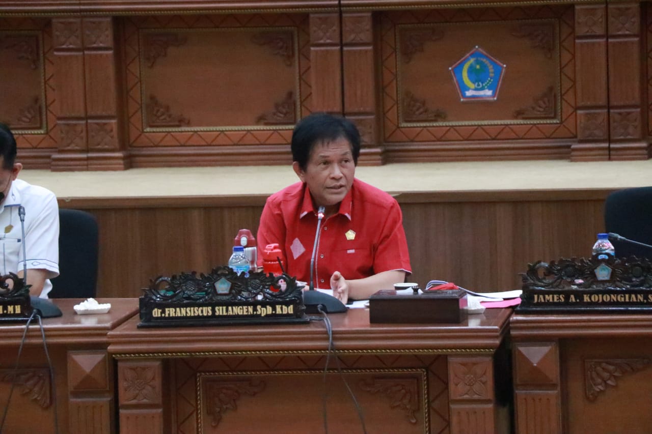 Foto : Ketua Banggar sekaligus Ketua DPRD Sulut memimpin langsung pembahasan