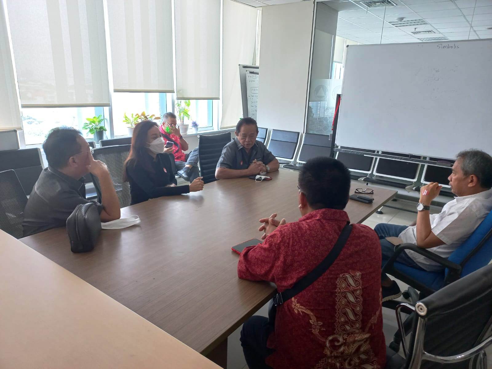 Foto : Komisi III DPRD Sulut dibawah Ketua Komisi Berty Kapojos saat melaksanakan kunker ke BNPB