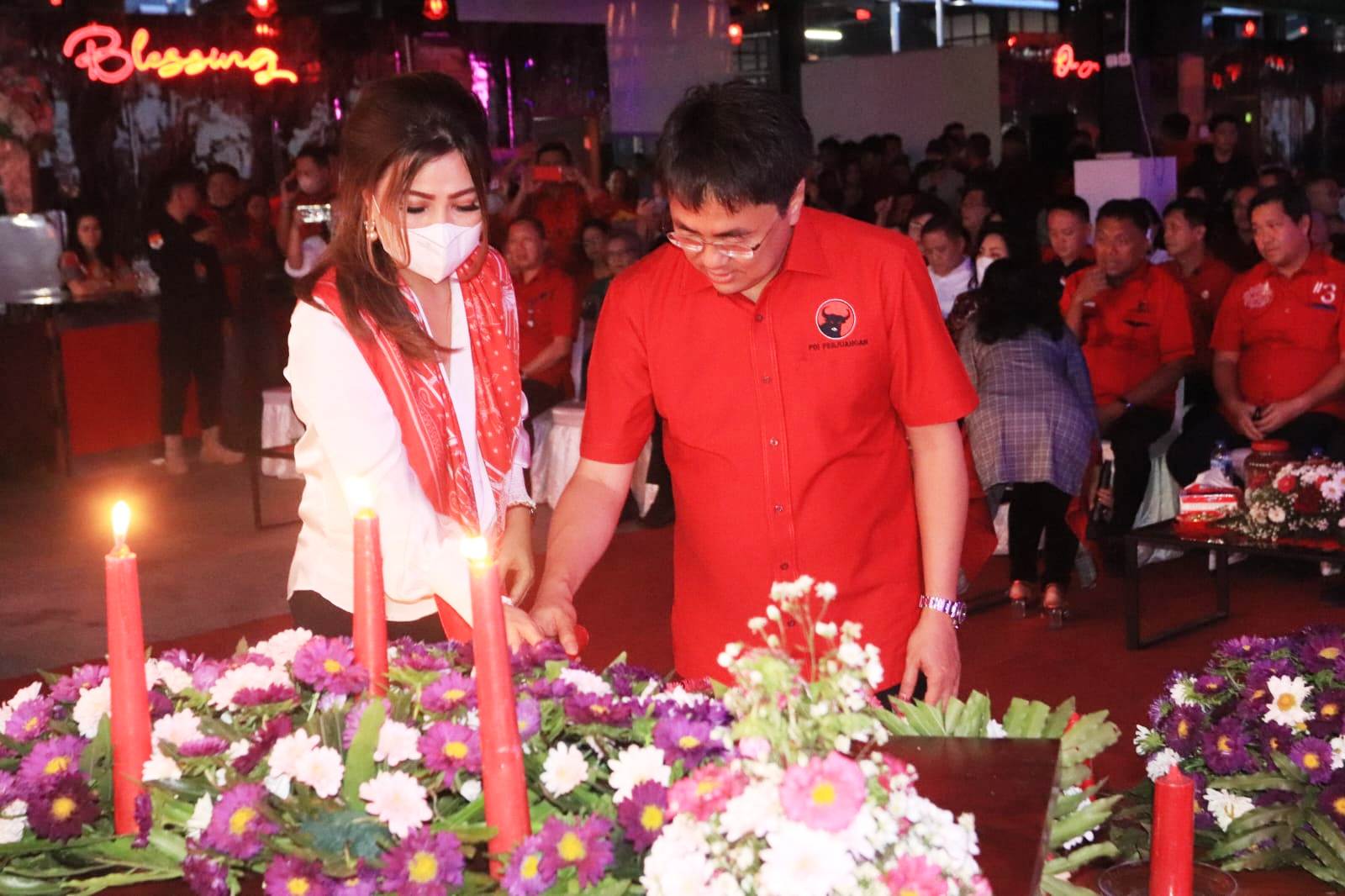 Walikota Manado, Andrei Angouw bersama istri saat menyalakan lilin Natal pada perayaan Natal DPD PDIP Sulut yang dilaksanakan di Pasar Bersehati, Jumat (16/12/22) Sore