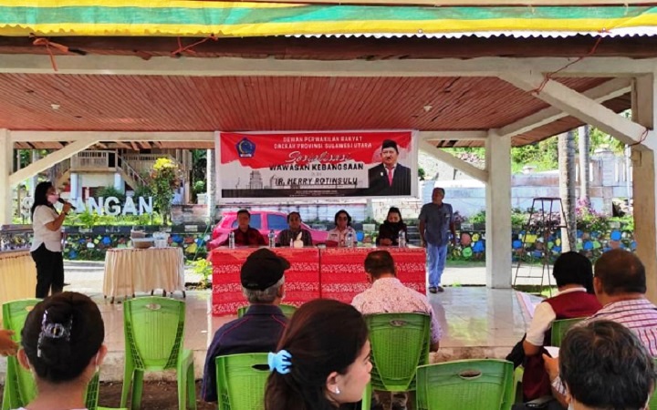 Foto : Anggota DPRD Sulut, Herry Rotinsulu saat melaksanakan Sosbang di wilayah Minahasa Utara