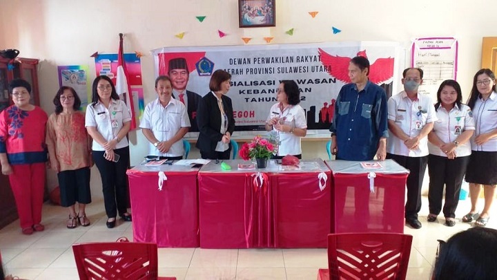 Foto : Anggota DPRD Sulut, Fanny H. B Legoh saat melaksanakan Sosbang di wilayah Minahasa