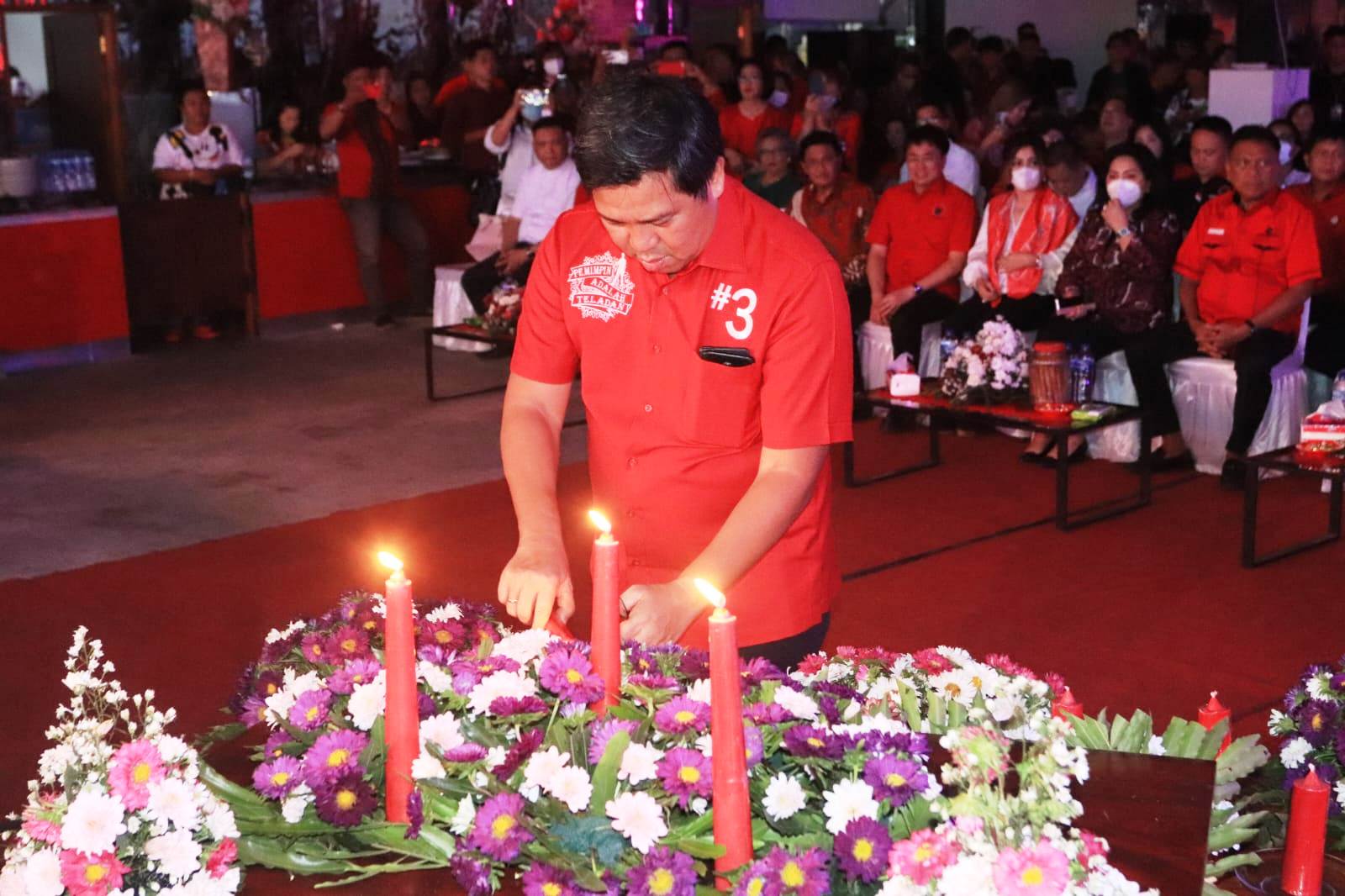 Wagub Steven Kandouw saat menyalakan lilin Natal pada perayaan Natal DPD PDIP Sulut yang dilaksanakan di Pasar Bersehati, Jumat (16/12/22) Sore