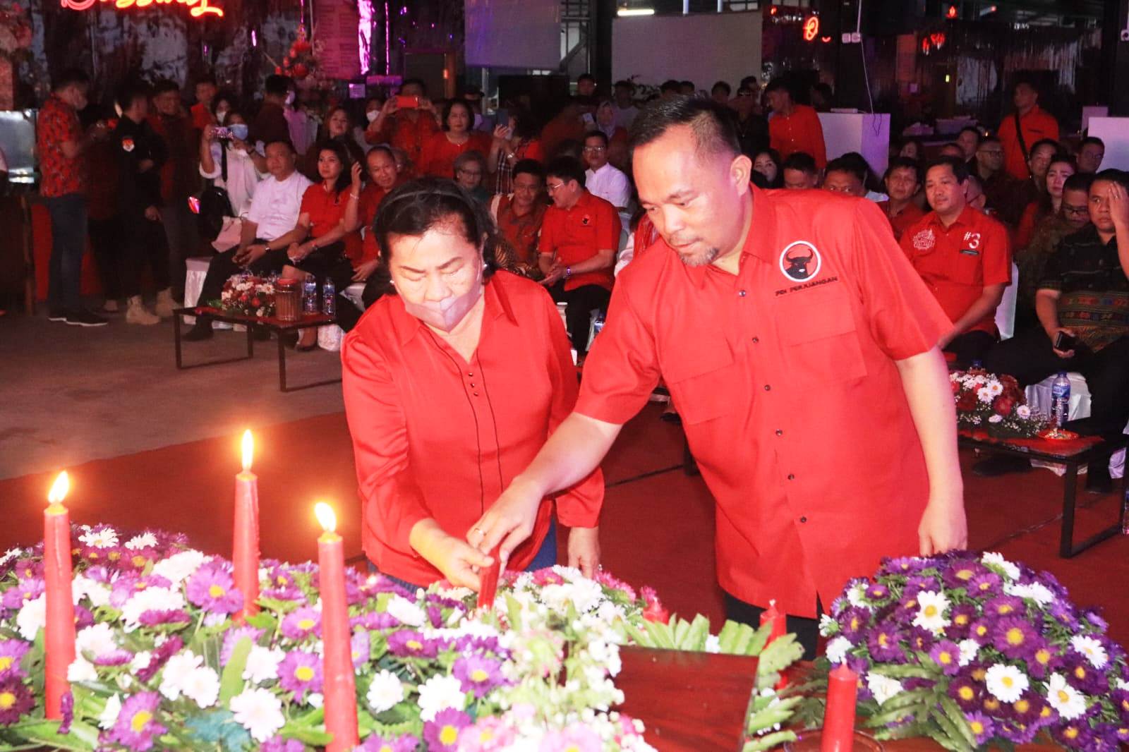 Wakil Walikota Manado, dr. Richard Sualang bersama Ibu. Sus Sualang-Pangemanan saat menyalakan lilin Natal pada perayaan Natal DPD PDIP Sulut yang dilaksanakan di Pasar Bersehati, Jumat (16/12/22) Sore