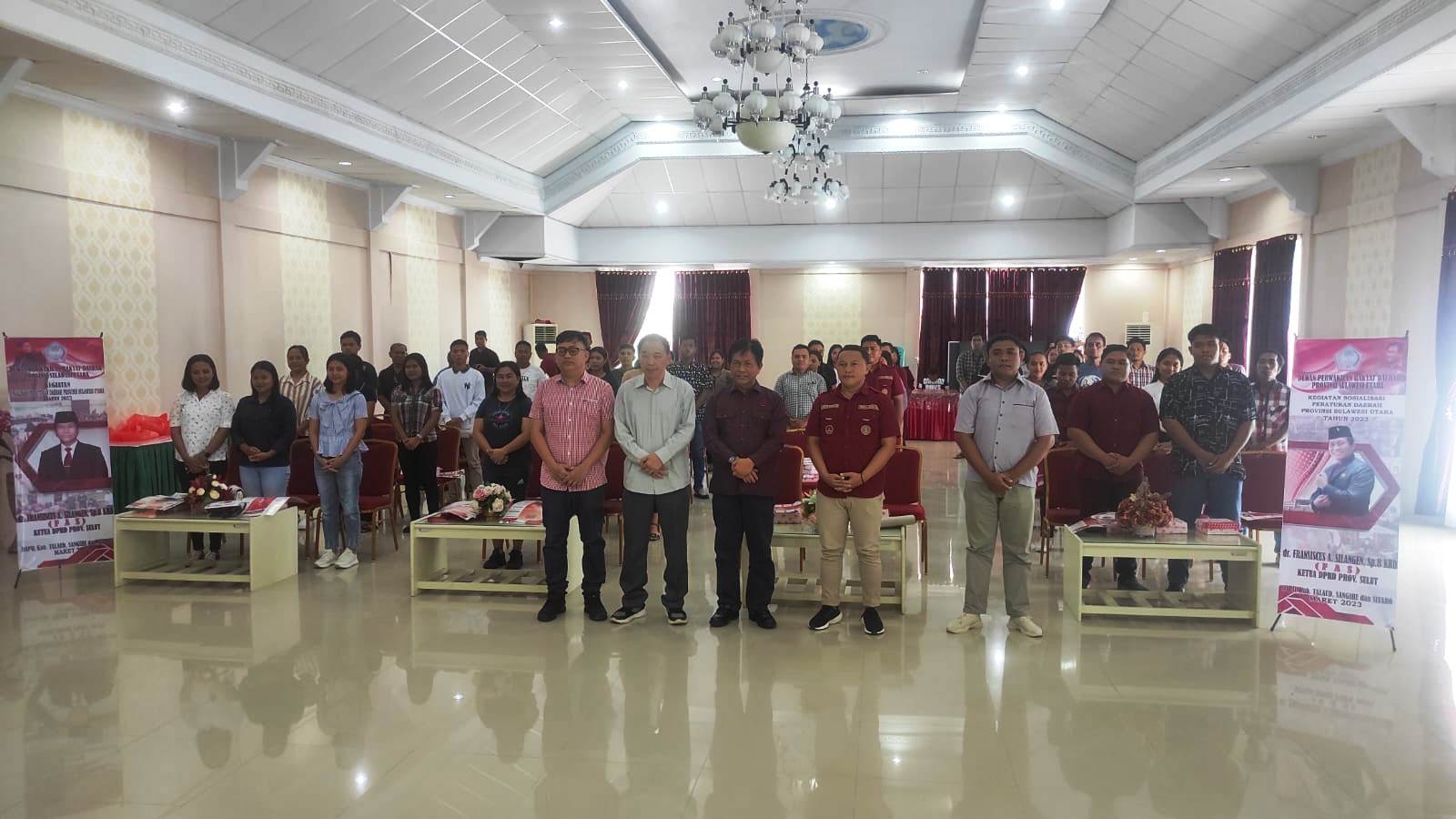 Foto : Foto bersama Ketua DPRD Sulut dr. Fransiscus Andi Silangen saat melaksanakan Sosper di Dapilnya NusaUtara.