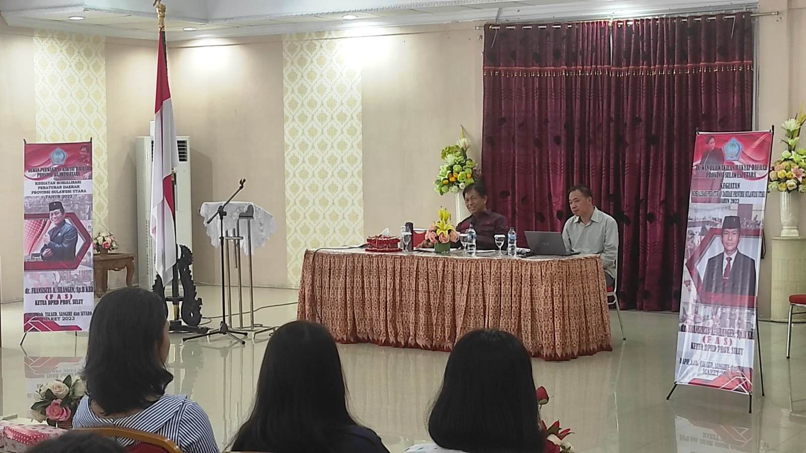 Foto : Ketua DPRD Sulut dr. Fransiscus Andi Silangen saat melaksanakan Sosper di Dapilnya NusaUtara.