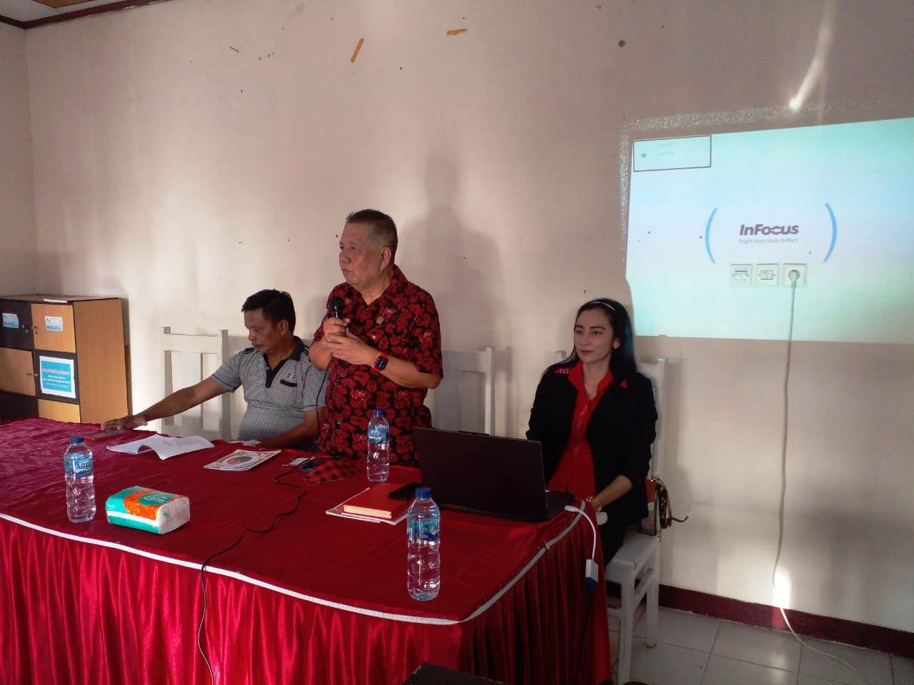 Foto : Anggota Komisi III DPRD Sulut Arthur A. Kotambunan saat melaksanakan Sosbang