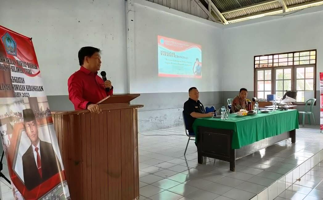 Foto : Fransiskus Andi Silangen yang turun Sosbang di Kampung Mala Kecamatan Manganitu Kabupaten Kepulauan Sangihe.