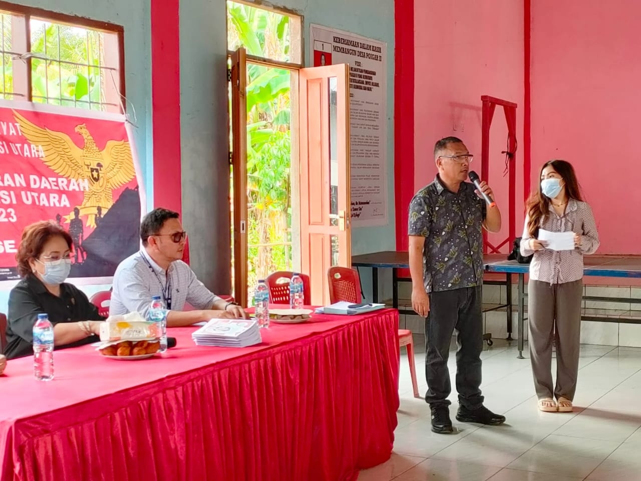 Foto : Anggota DPRD Sulut Komisi IV, Syenni Kalangi saat mensosialisasikan Perda di Dapil Bolaang Mongondow