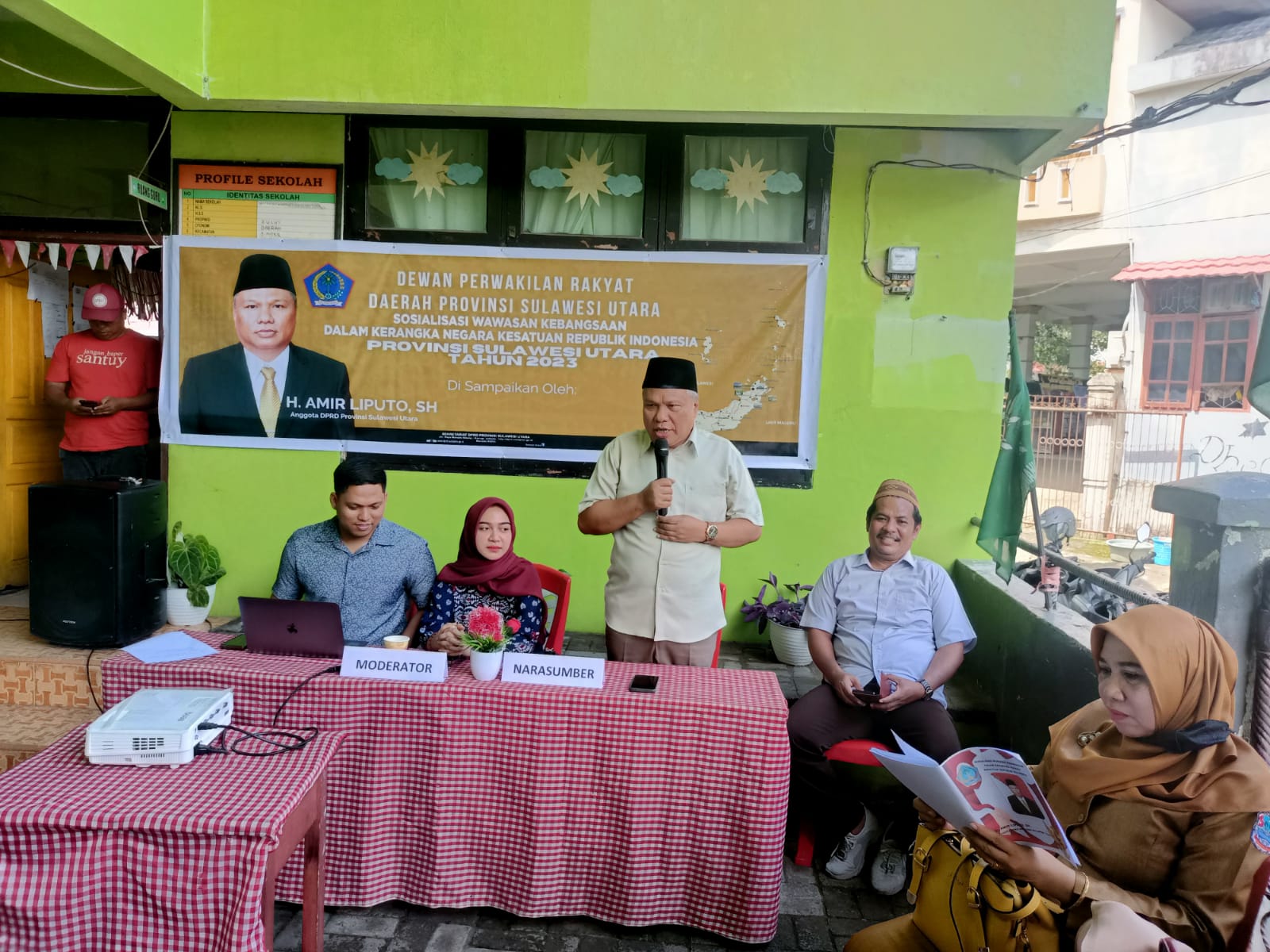 Foto : Sekretaris Komisi III DPRD Sulut H. Amir Liputo saat melaksanakan Sosbang