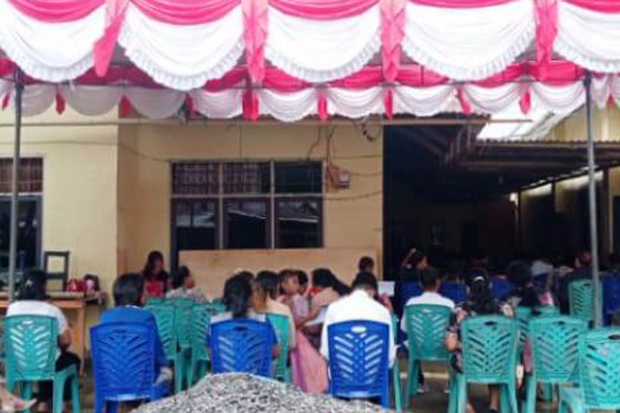 Foto : Anggota DPRD Sulut Komisi IV, Agustien Kambey saat mensosialisasikan Perda di Dapilnya Kota Manado