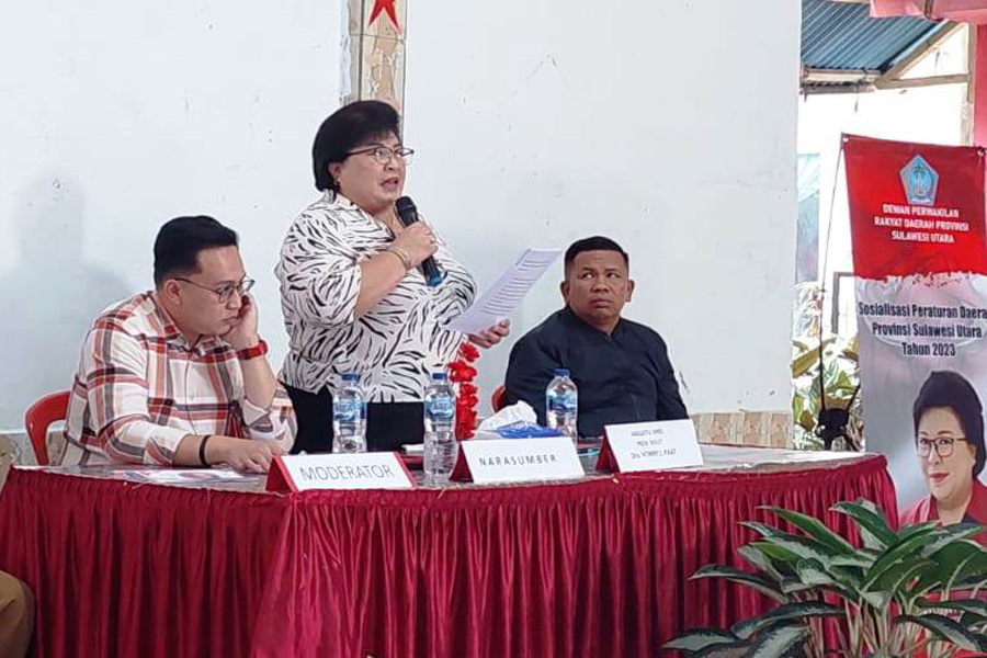 Foto : Ketua Komisi IV, Vonny J. Paat saat mensosialisasikan Perda tepatnya di Kelurahan Tinoor I Kecamatan Tomohon Utara.