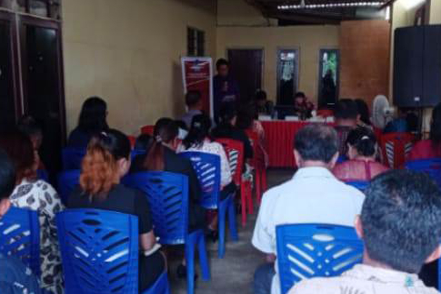 Foto : Anggota DPRD Sulut Komisi IV, Agustien Kambey saat mensosialisasikan Perda di Dapilnya Kota Manado