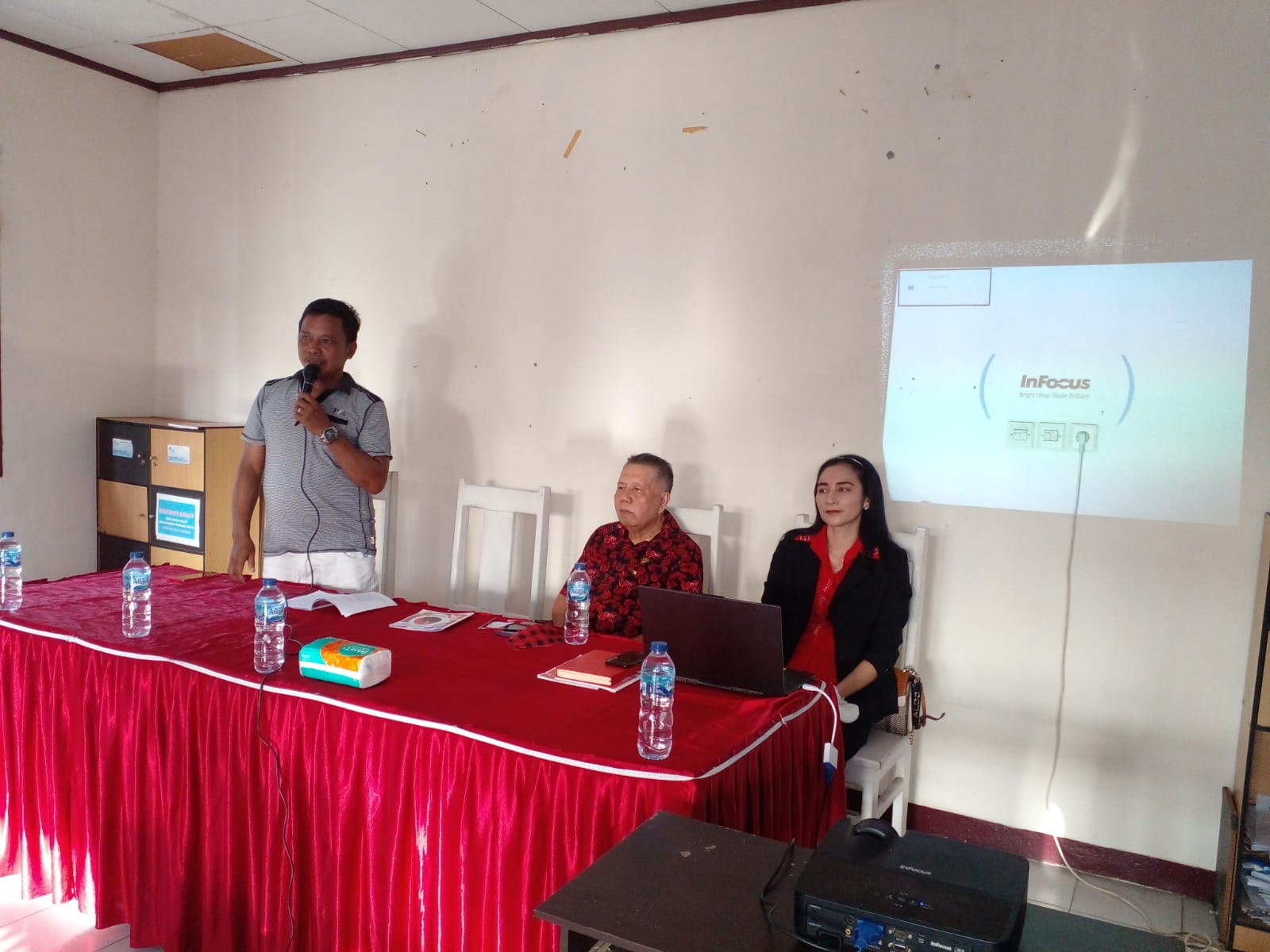 Foto : Anngota Komisi III DPRD Sulut Arthur A. Kotambunan saat melaksanakan Sosbang