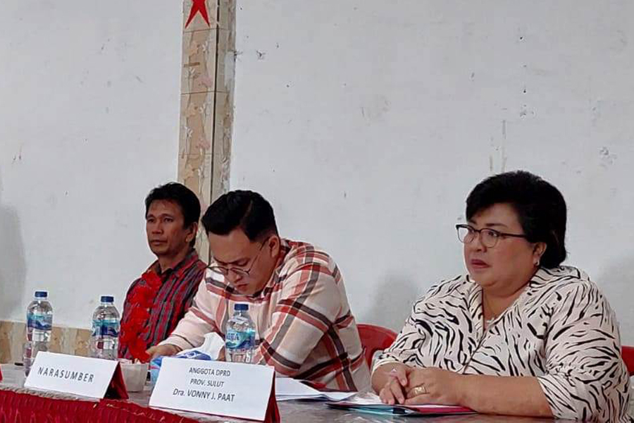 Foto : Ketua Komisi IV, Vonny J. Paat saat mensosialisasikan Perda tepatnya di Kelurahan Tinoor I Kecamatan Tomohon Utara.